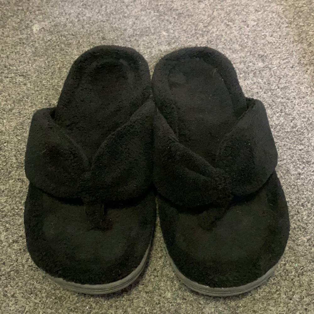Size 5 Vionic comfy slippers, nonmarking. New!